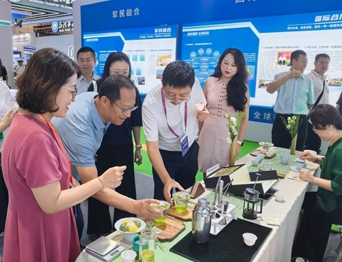 参会嘉宾品尝开云kaiyun网页版茶产品