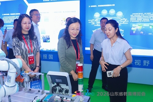 山东省委教育工委委员，省教育厅党组成员、副厅长李鹏到展区参观指导