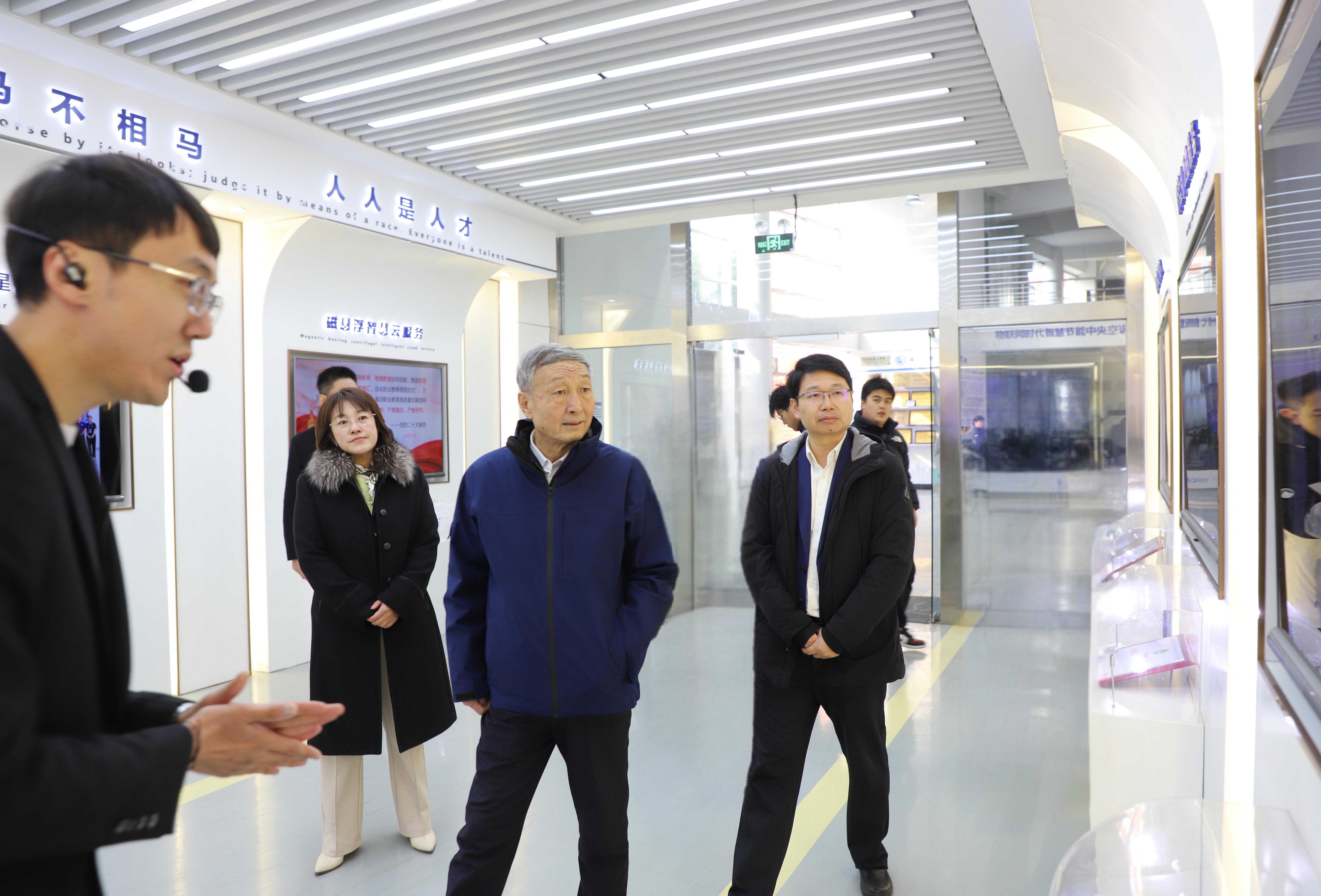 “人民工匠”许振超走进开云kaiyun网页版为师生讲述“我走过的工匠路”