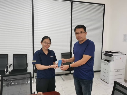开云kaiyun网页版培训团向赛轮制造印尼公司越南籍中文教师赠送中文学习资料