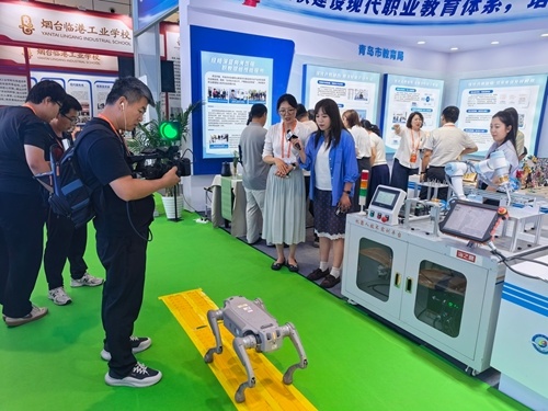 山东教育电视台现场报道开云kaiyun网页版自主研发的智能仿生导盲系统