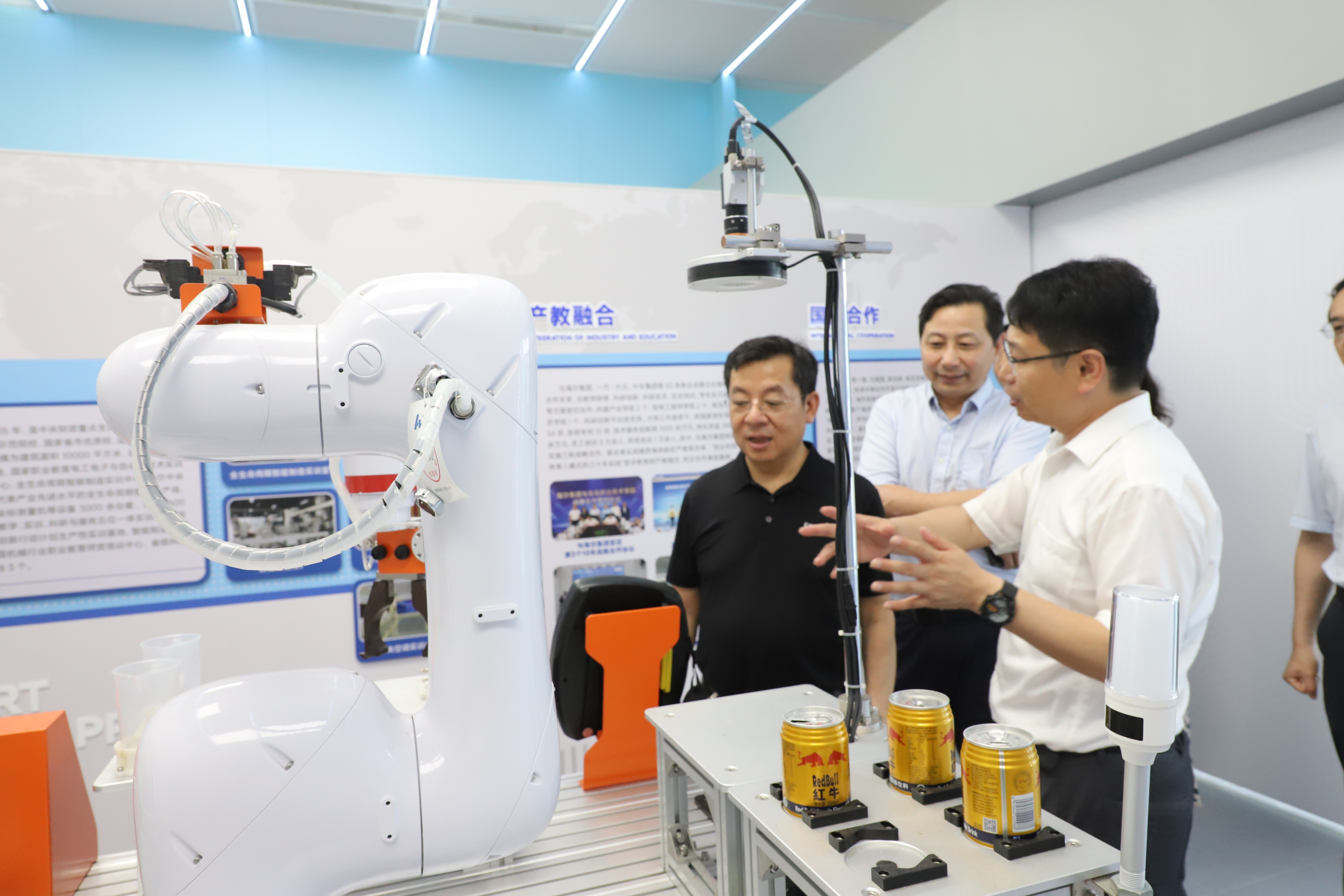 “智汇青职·企业家讲堂”开讲,海尔集团李华刚应邀作报告 “智汇青职·企业家讲堂”开讲,海尔集团李华刚应邀作报告