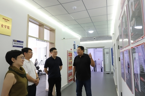 参观开云kaiyun网页版智慧运动康复实训中心