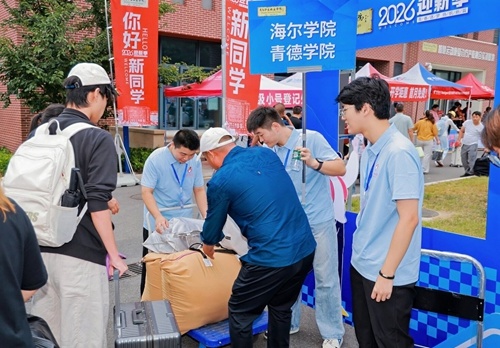 志愿者帮助托运行李