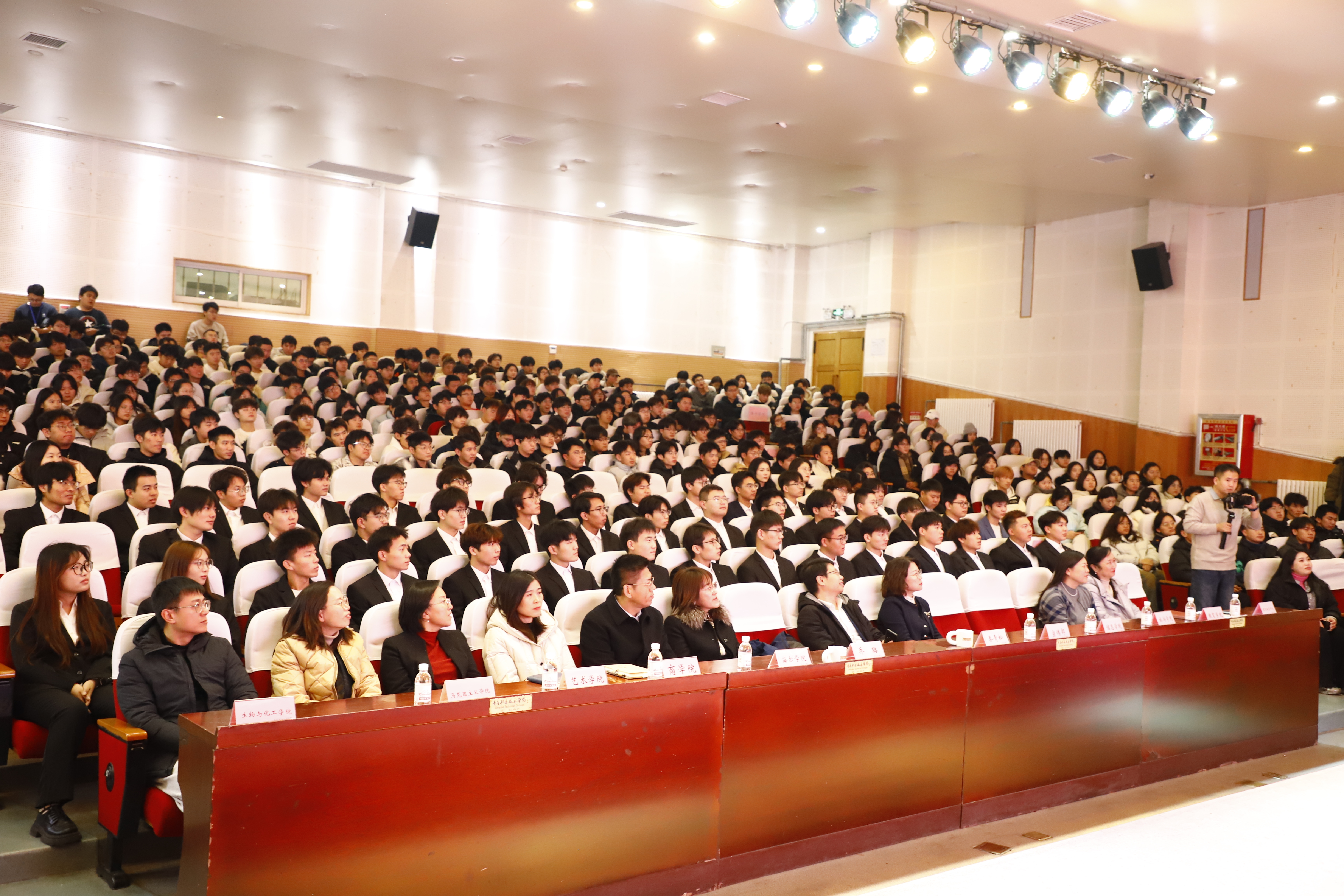 “人民工匠”许振超走进开云kaiyun网页版为师生讲述“我走过的工匠路”