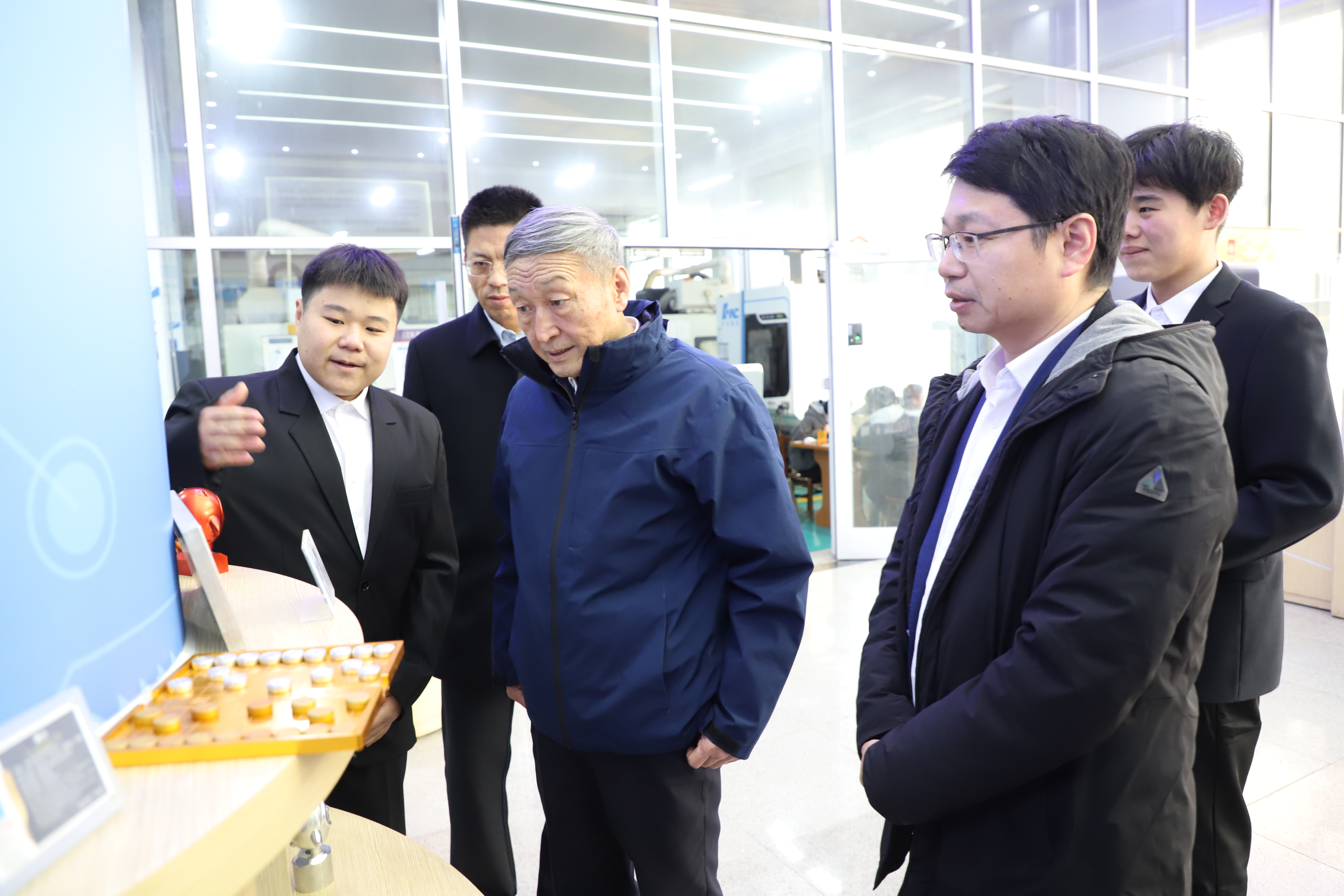 “人民工匠”许振超走进开云kaiyun网页版为师生讲述“我走过的工匠路”