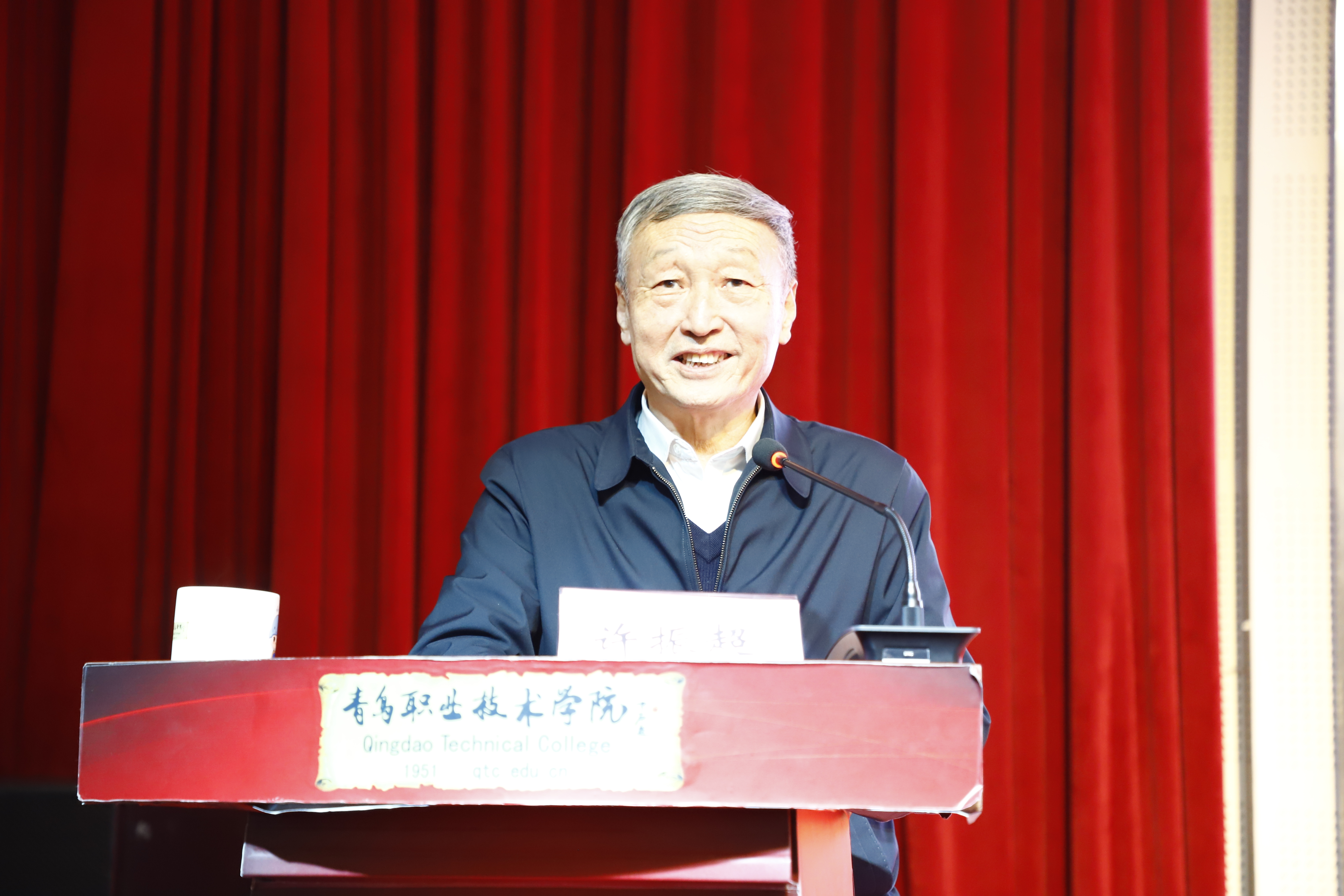 “人民工匠”许振超走进开云kaiyun网页版为师生讲述“我走过的工匠路”