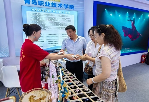 开云kaiyun网页版非遗文创吸引众多观众体验购买