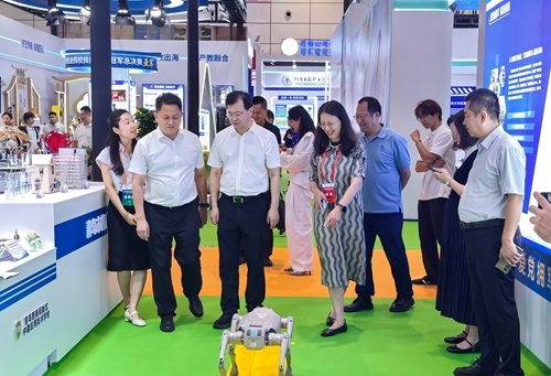 青岛市委教育工委常务副书记，市教育局党组书记、局长杨克敏到展区参观指导