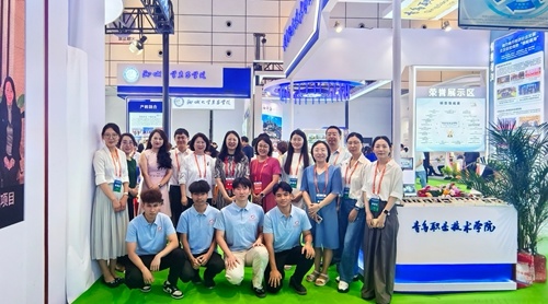 开云kaiyun网页版参展的领导师生在对外开放展区合影